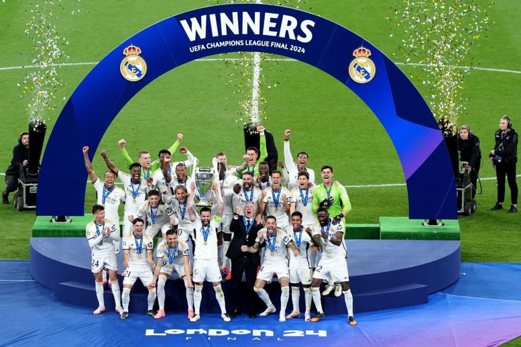 Real-Madrid-campeão-alamy2X9M9PR Jogadores do Real Madrid levantam o troféu da Champions League em Londres