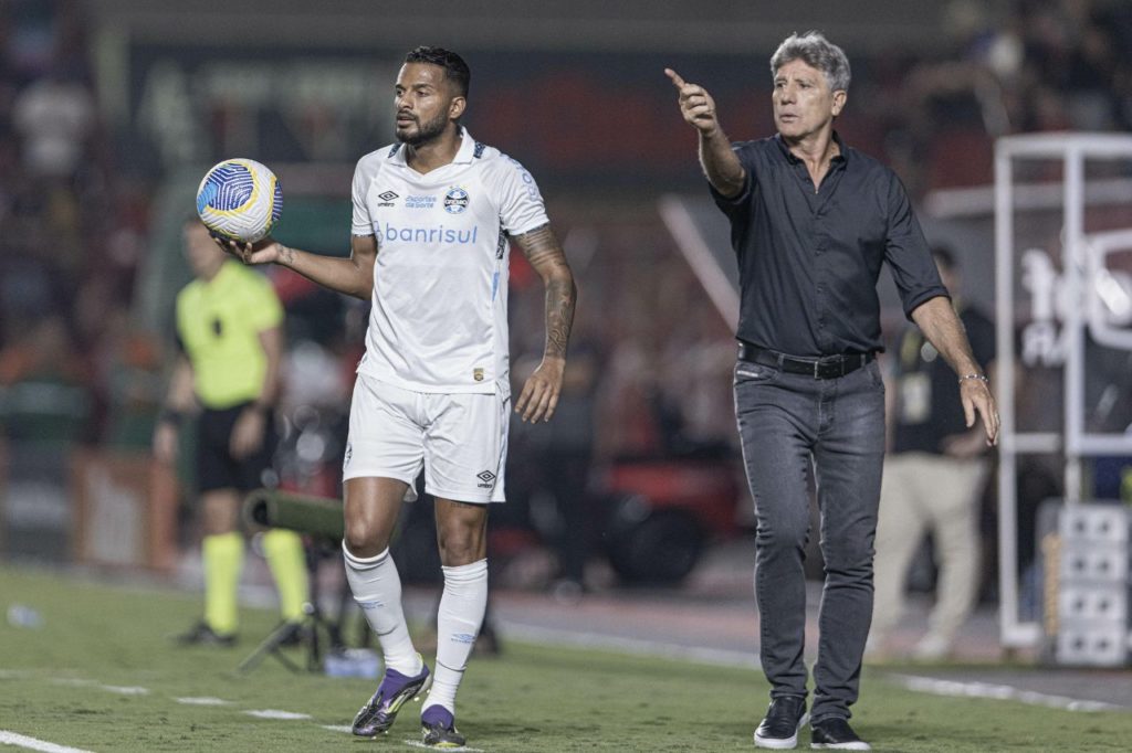 Reinaldo-Grêmio-jogo-alamy2XEAFBJ Reinaldo vai bater lateral e recebe orientações do técnico Renato Portaluppi no jogo do Grêmio
