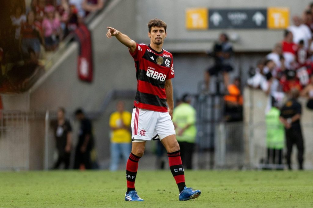 Rodrigo-Caio-Flamengo-jogo-alamy2TB0671 Zagueiro Rodrigo Caio quando jogava pelo Flamengo