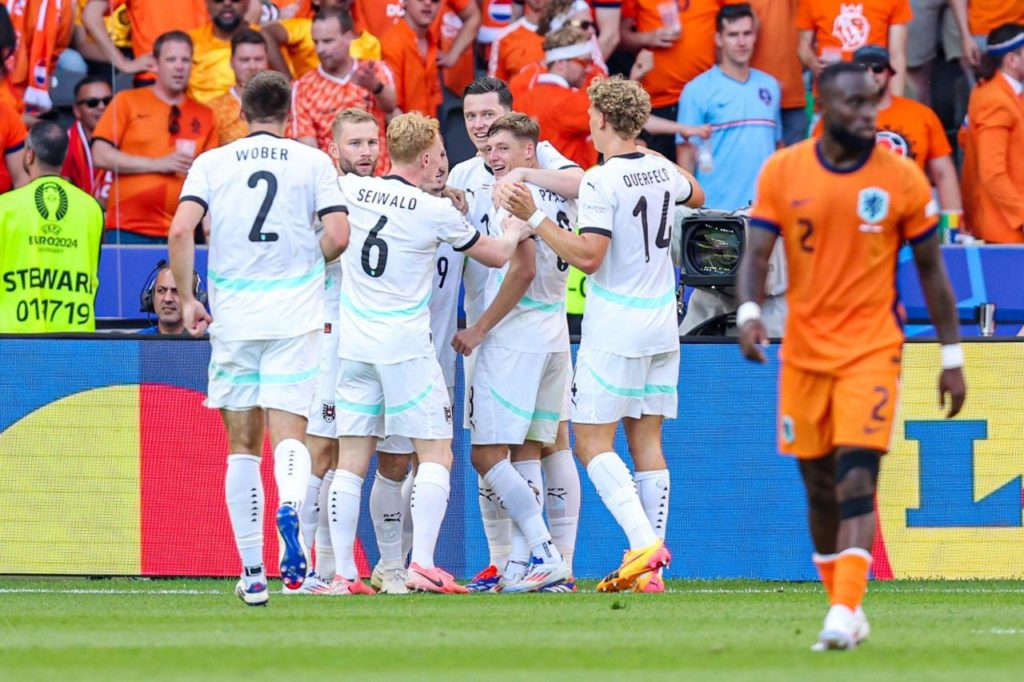 Sabitzer-gol-Áustria-Holanda-alamy2XE24HR Jogadores da Áustria comemoram o gol da vitória sobre a Holanda em Berlim