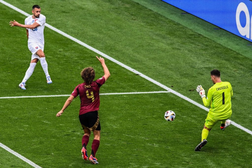 Schranz-Eslováquia-Bélgica-gol-alamy2XCK3FW Atacante Schranz marca para a Eslováquia na vitória em cima da Bélgica pela Eurocopa