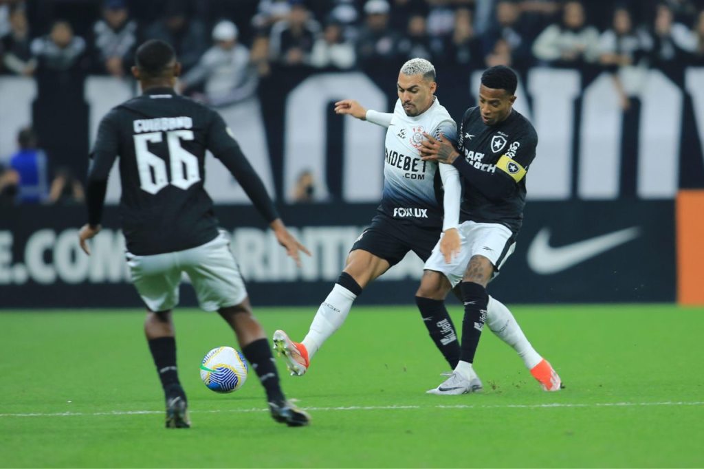 Tchê-Tchê-Matheuzinho-Corinthians-Botaofogo-jogo-alamy2X9MNX3 Tchê Tchê marcando Matheuzinho no jogo entre Corinthians e Botafogo pelo Brasileirão