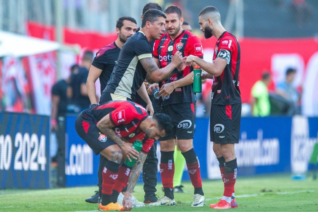 Thiago-Carpini-Vitória-jogo-alamy2X9M9FE Técnico Thiago Carpini no comando do Vitória no Campeonato Brasileiro