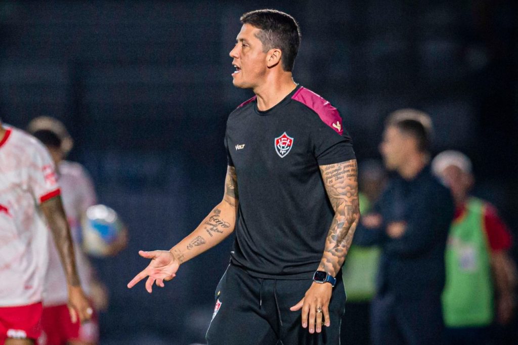 Thiago-Carpini-Vitória-treinador-alamy2XDRAYX Técnico Thiago Carpini orienta os jogadores do Vitória em jogo do Brasileiro
