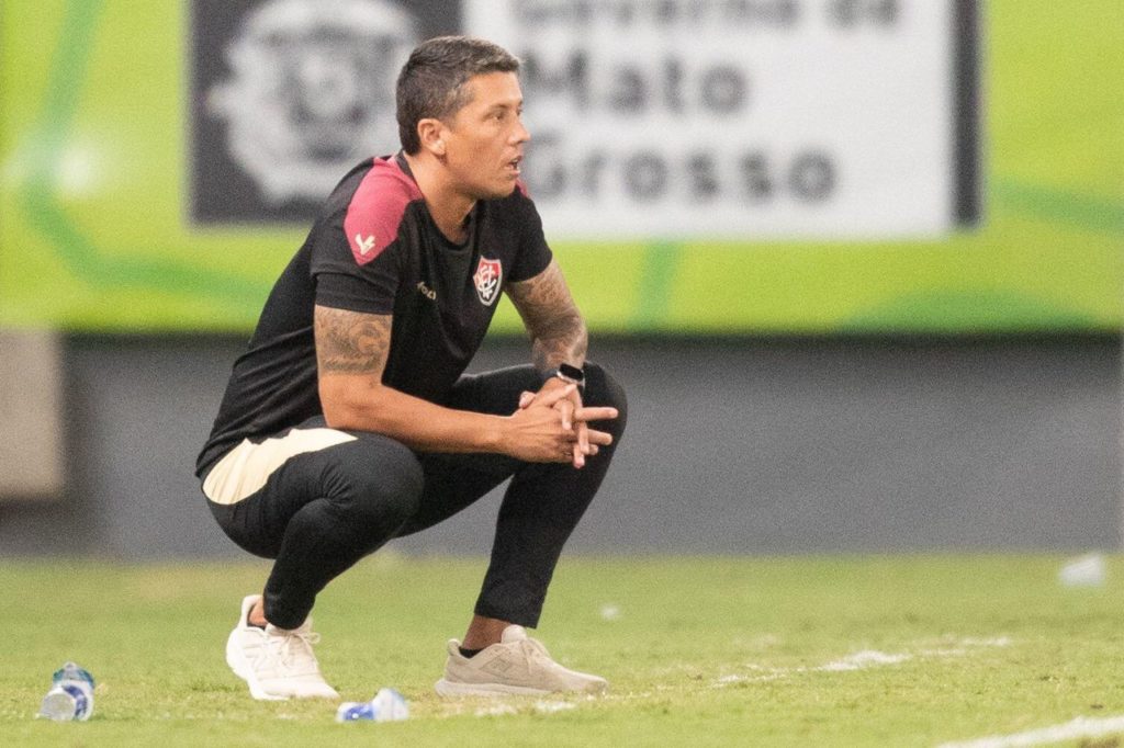 Thiago-Carpini-técnico-Vitória-alamy2XABHRR Técnico Thiago Carpini no comando do Vitória no Brasileiro