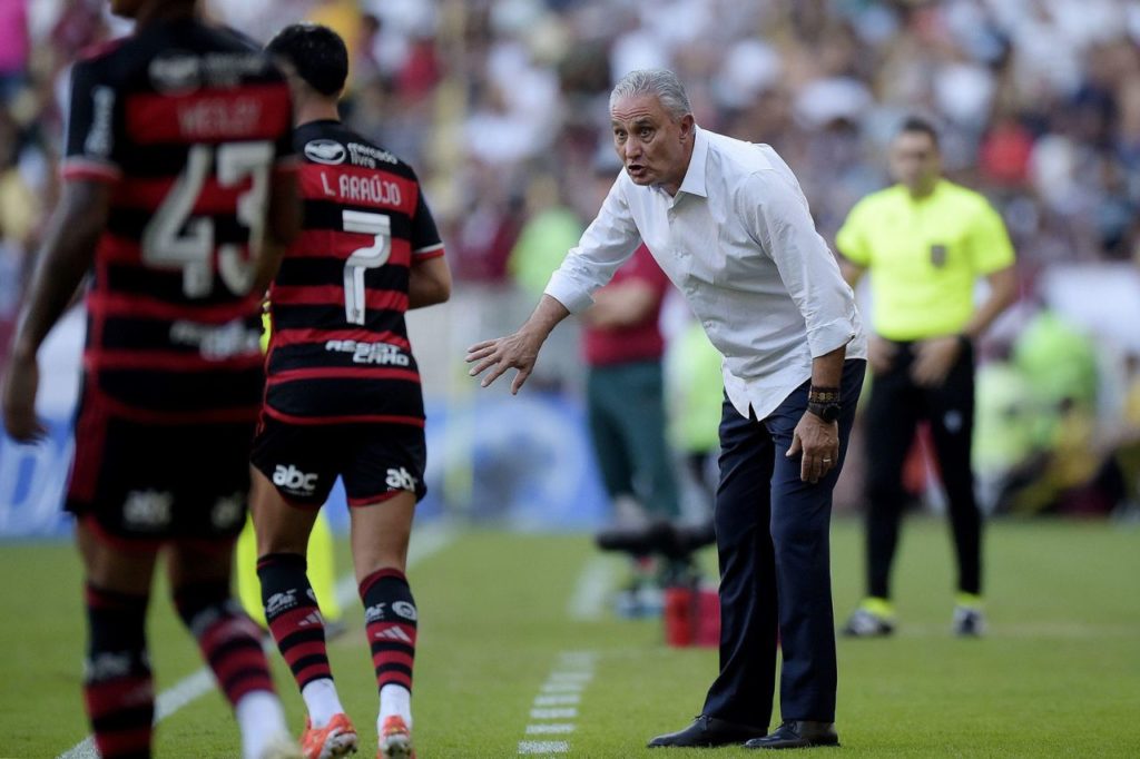 Tite-treinador-Flamengo-jogo-alamy2XDMACJ Técnico Tite no comando do Flamengo no Brasileirão