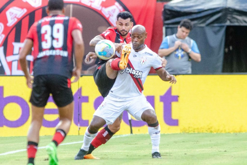 Vagner-Love-Atlético-GO-jogo-alamy2X9M752 Atacante Vagner Love em ação pelo Atlético Goianiense no Brasileirão