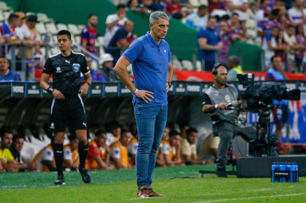 Vojvoda-Fortaleza-técnico-alamy2X98B0K Técnico Juan Pablo Vojvoda no comando do Fortaleza no Brasileirão