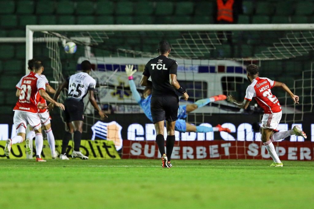 Wesley-Inter-gol-alamy2XD2BFD Atacante Wesley finaliza no ângulo na vitória do Internacional sobre o Corinthians no Orlando Scarpelli