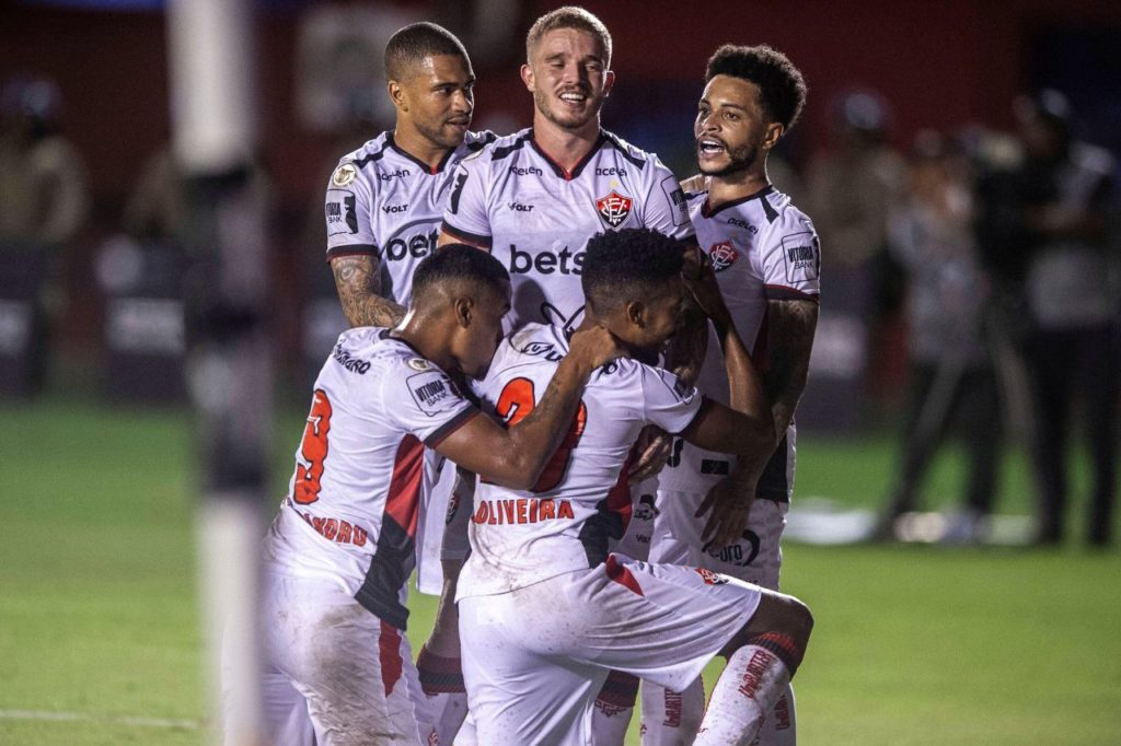 Willian-Oliveira-gol-Vitória-alamy2XD6YC7 Jogadores do Vitória comemorando gol de Willian Oliveira no triunfo sobre o Atlético-MG no Barradão