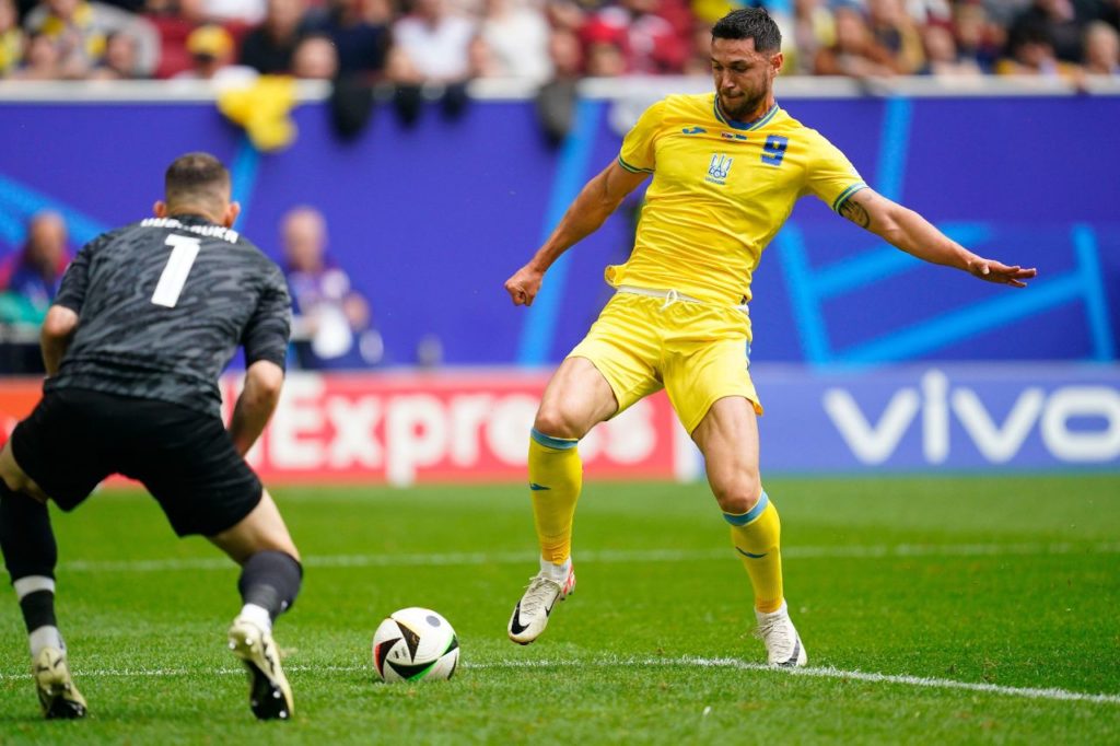 Yaremchuk-Ucrânia-gol-alamy2XDA7NA Roman Yaremchuk faz o gol da Ucrânia na vitória sobre a Eslováquia na Eurocopa