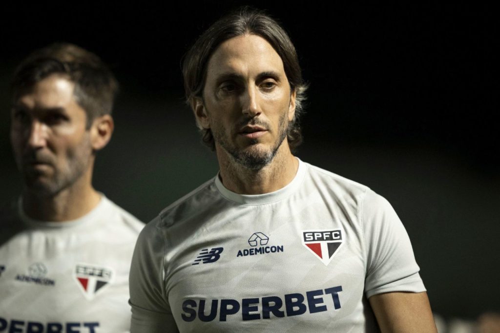 Zubeldía-treinador-São-Paulo-jogo-alamy2XDGP13 Técnico Zubeldía no comando do São Paulo em jogo do Campeonato Brasileiro