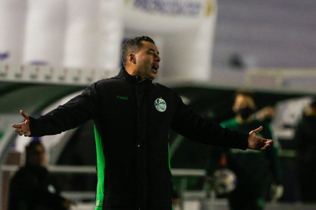 Jair-Ventura-Jogo-2H5NR32 Jair Ventura, do Juventude, reclamando em uma partida do clube na temporada de 2021.