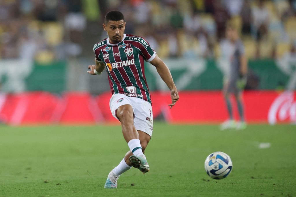 André-Fluminense-Jogo-2RKNTCH André, do Fluminense, tocando a bola em um jogo do time na temporada.
