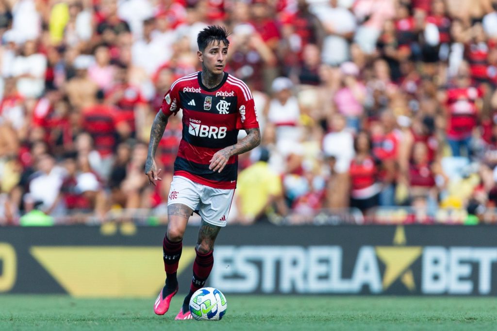 Erick-Pulgar-Flamengo-Jogo-2TAYT8E Erick Pulgar, do Flamengo, correndo em campo em um dos jogos do Flamengo na temporada.