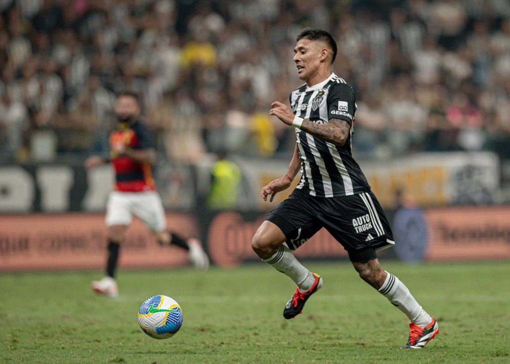 Zaracho-Atlético-MG-jOGO-2X479KG Zaracho, do Atlético-MG, com a bola dominada em um dos jogos do time na temporada de 2024.