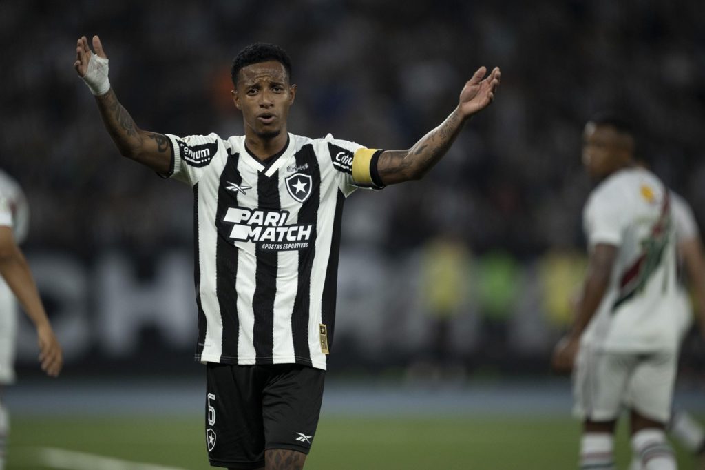 Tchê-Tchê-Botafogo-Jogo-2XBEAB2 Tchê Tchê, do Botafogo, gesticula com os companheiros em um dos jogos da temporada de 2024.