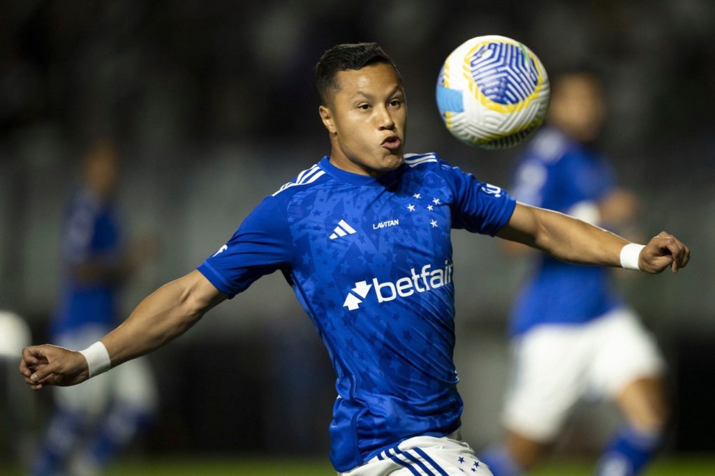 Marlon-Cruzeiro-Jogo-2XCFDJR Marlon, do Cruzeiro, tentando passar a bola em um dos jogos do time na temporada.