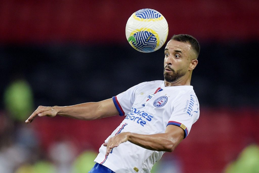Caio-Alexandre-Bahia-Jogo-2XD73F3 Caio Alexandre, do Bahia, dominando a bola em um dos jogos do time na temporada de 2024.
