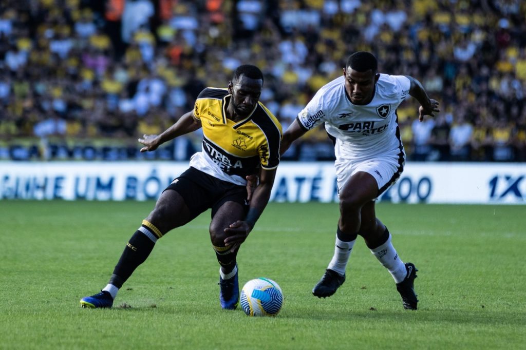 Bolasie-Criciúma-JJogo-2XDFJ68 Bolasie, do Criciúma, disputa a bola com um adversário durante um jogo do time no Brasileirão de 2024.