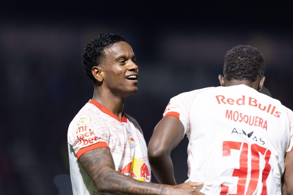 Helinho-Red-Bull-Bragantino-Jogo-2XDNBM6 Helinho, do Red Bull Bragantino, comemorando um dos gols marcados pelo time no Brasileirão de 2024.