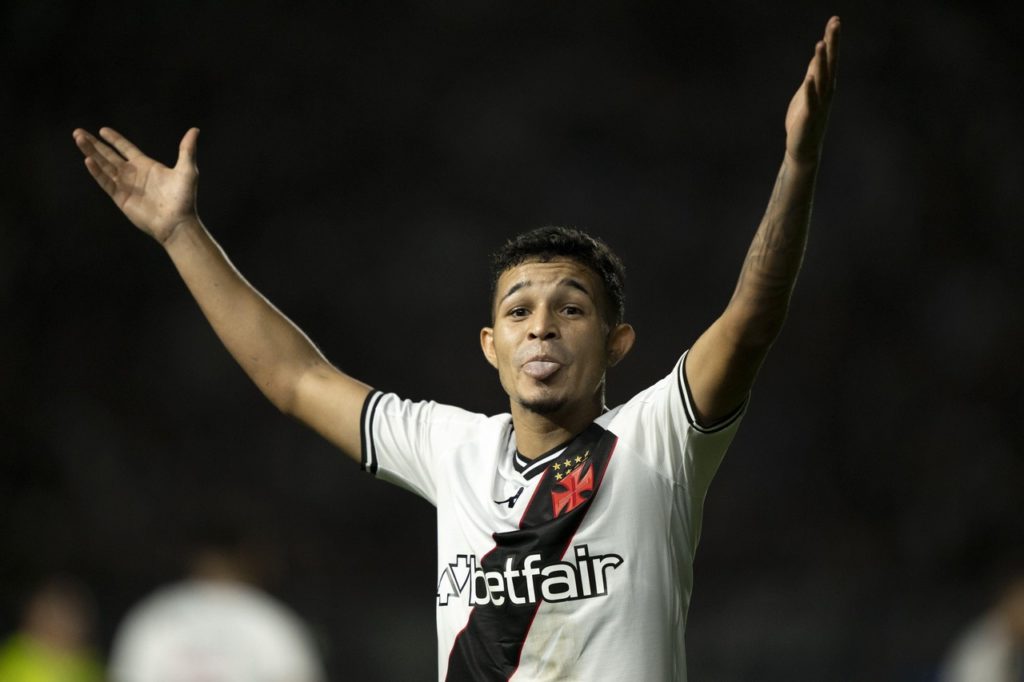 Adson-Vasco-Jogo-2XEW7MP Adson, do Vasco, comemorando um gol pelo clube na rodada do Campeonato Brasileiro.