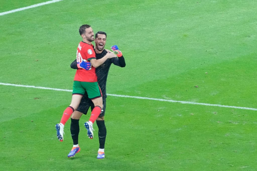 Diogo-Costa-Portugal-Jogo-2XF78J5 Diogo Costa, de Portugal, comemorando junto ao companheiro da equipe uma vitória em partida da Euro 2024.