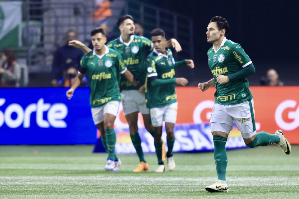 Raphael-Veiga-Palmeiras-Jogo-2XF7XT6 Raphael Veiga, do Palmeiras, comemorando um gol marcado em um jogo do Campeonato Brasileiro.