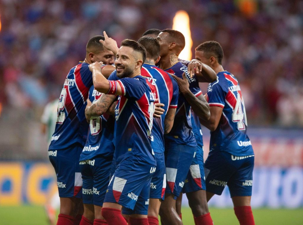 Jogadores-Bahia-Jogo-2XFRDNJ Jogadores do Bahia se abraçando em um dos jogos do time no Brasileirão de 2024.
