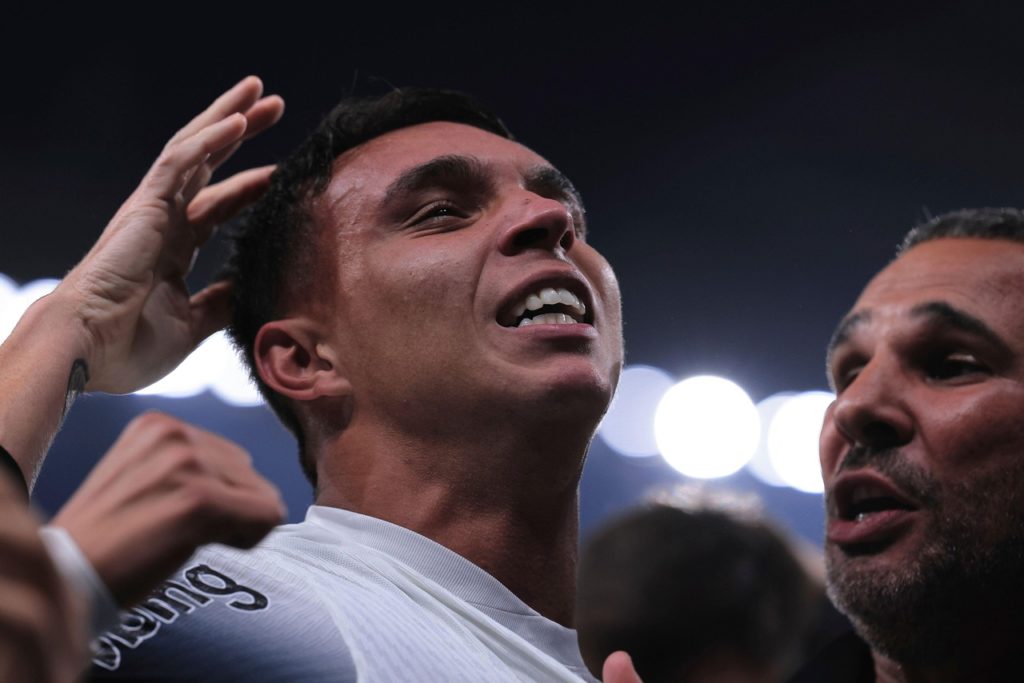 Giovane, do Corinthians, comemorando um dos gols do time em um jogo do Brasileirão de 2024.