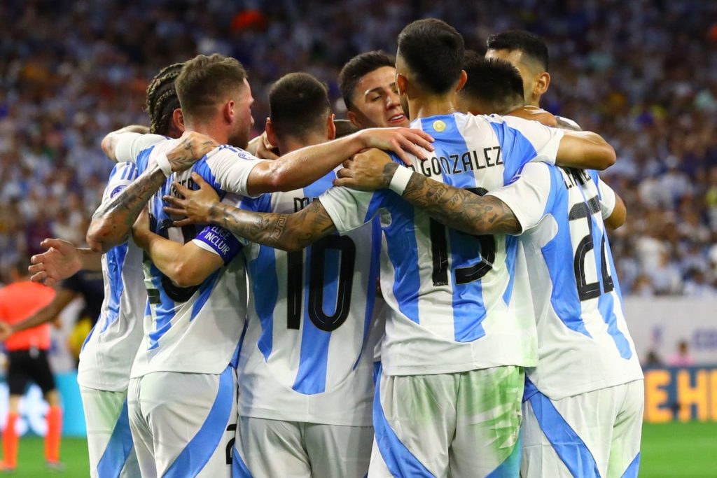 Jogadores da Argentina se abraçando após um gol marcado pela equipe na Copa América de 2024.