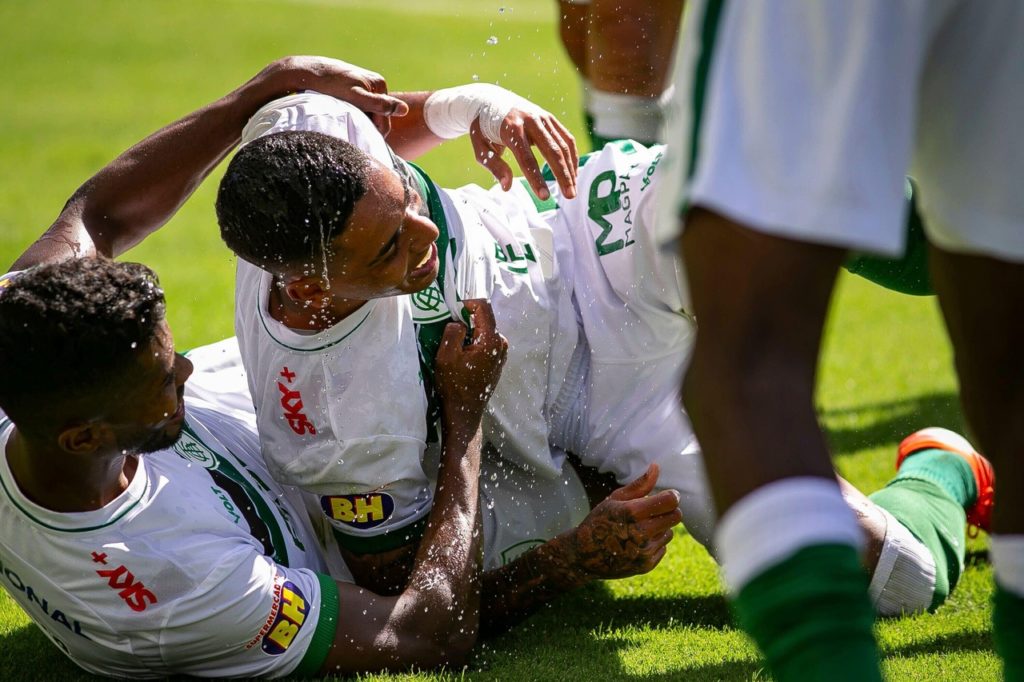 Jogadores-América-MG-Jogo-2XG3MEM Jogadores do América-MG comemorando um dos gols marcados pela equipe na temporada.