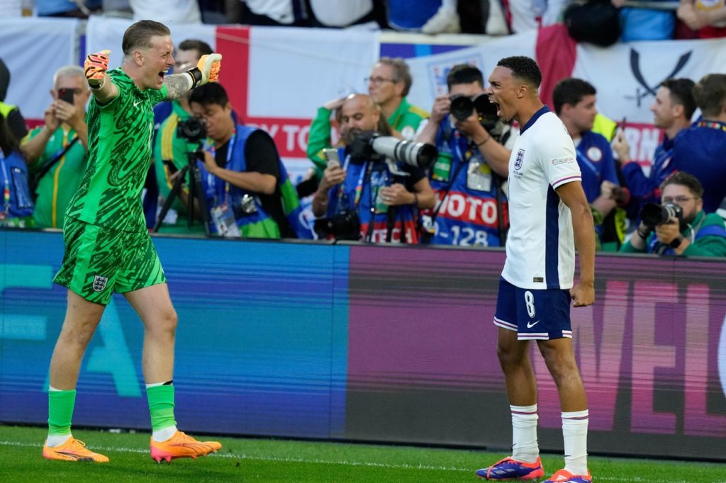 Pickford-Alexander-Arnold-Inglaterra-Jogo-2XG4CTK Pickford e Alexander-Arnold, da Inglaterra, comemorando a classificação da equipe na Euro-2024.