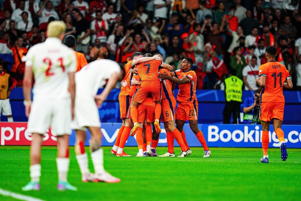 Jogadores-Holanda-Jogo-2XG4RF2 Jogadores da Holanda se abraçando ao celebrar mais um gol da equipe na Euro de 2024.