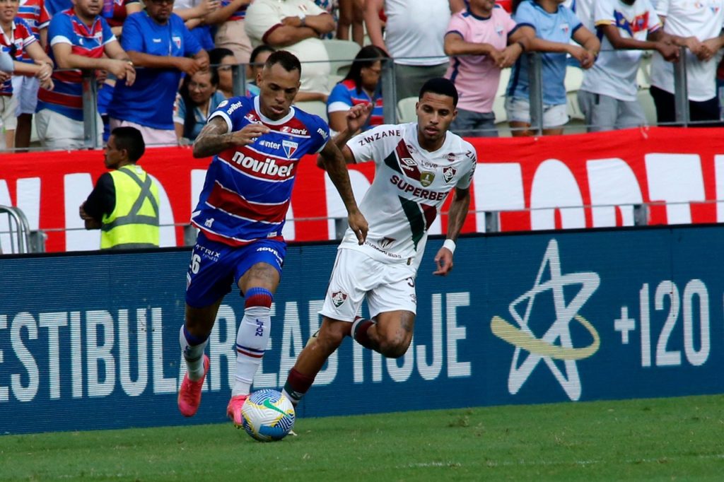 Breno-Lopes-Fortaleza-Jogo-2XG93N9 Breno Lopes, do Fortaleza, enfrentando um adversário durante um jogo do time no Brasileirão de 2024.