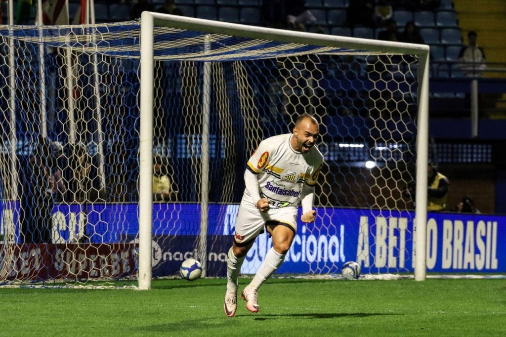 Rodolfo-Novorizontino-Jogo-2XGEGYA Rodolfo, do Novorizontino, comemorando um dos gols marcados pelo time na Série B.