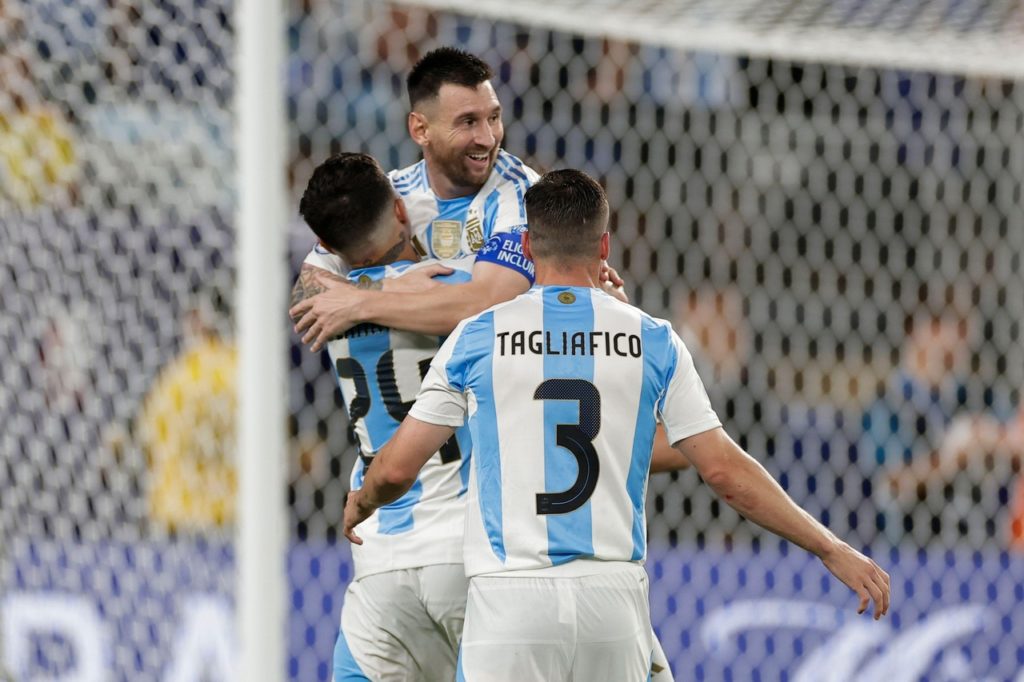Lionel-Messi-Argentina-Jogo-2XGM0B8 Lionel Messi comemorando um dos gols do time na Copa América de 2024.