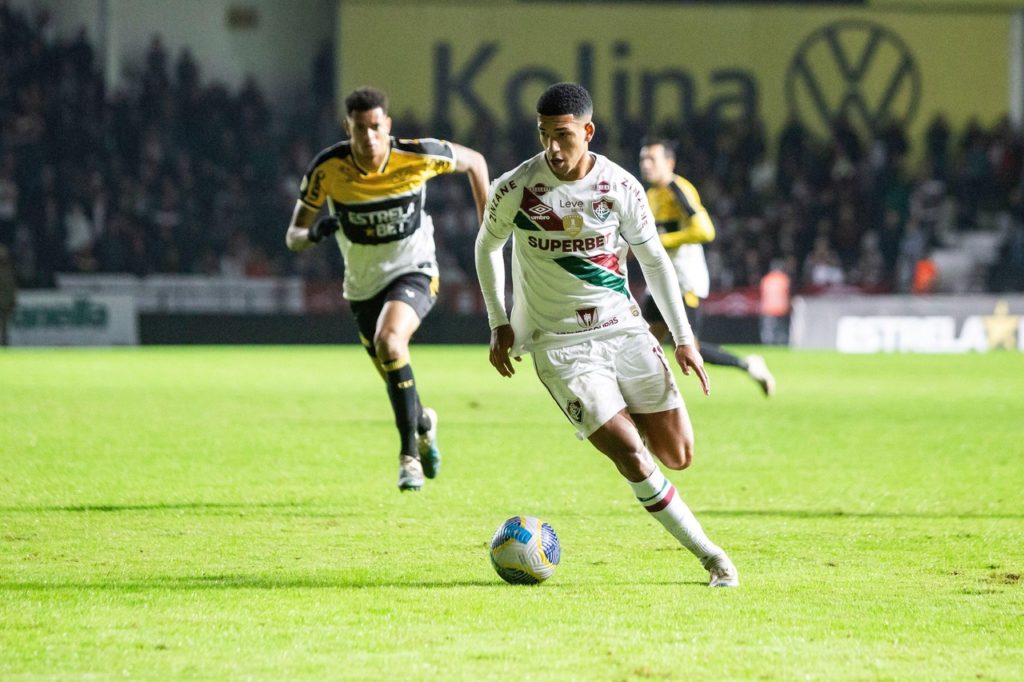 Kauã-Elias-Fluminese-Jogo-2XH4F6H Kauã Elias, do Fluminense, tenta se desvencilhar de um adversário em um dos jogos do time no Brasileirão de 2024.