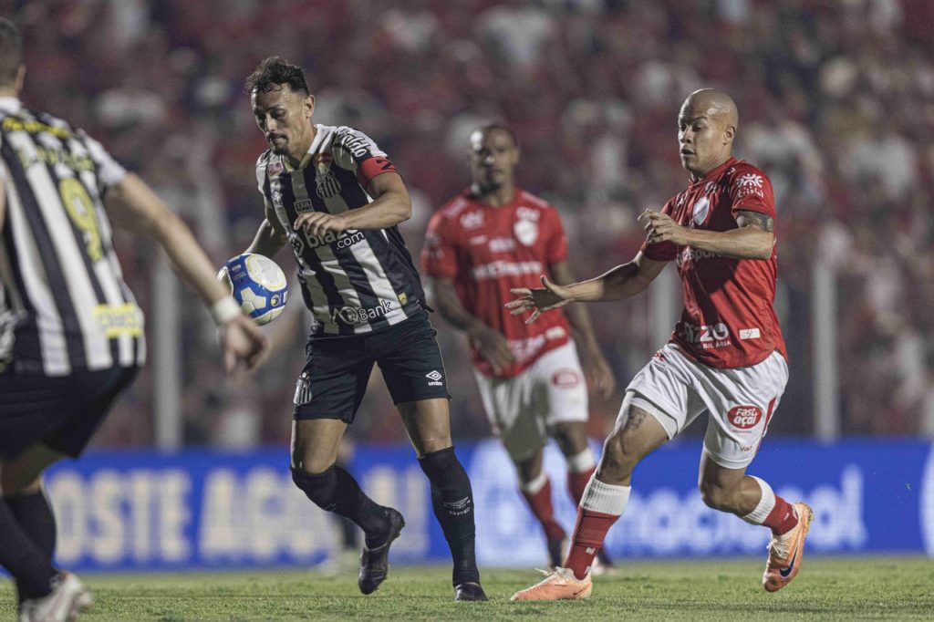 Diego-Pituca-Santo-Jogo-2XJH968 Diego Pituca, do Santos, conduz a bola para longe da marcação do adversário durante um jogo da temporada de 2024.