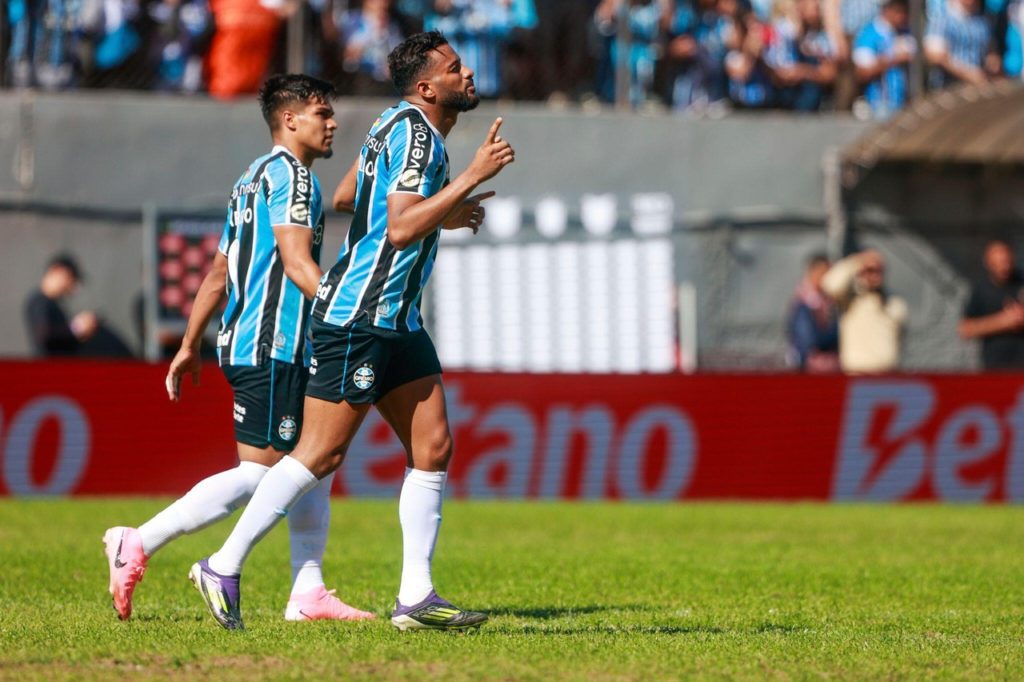 Reinaldo-Grêmio-Jogo-2XK6CKE Reinaldo, do Grêmio, comemorando com Arezo um dos gols do Grêmio em uma das rodadas do Brasileiro de 2024.