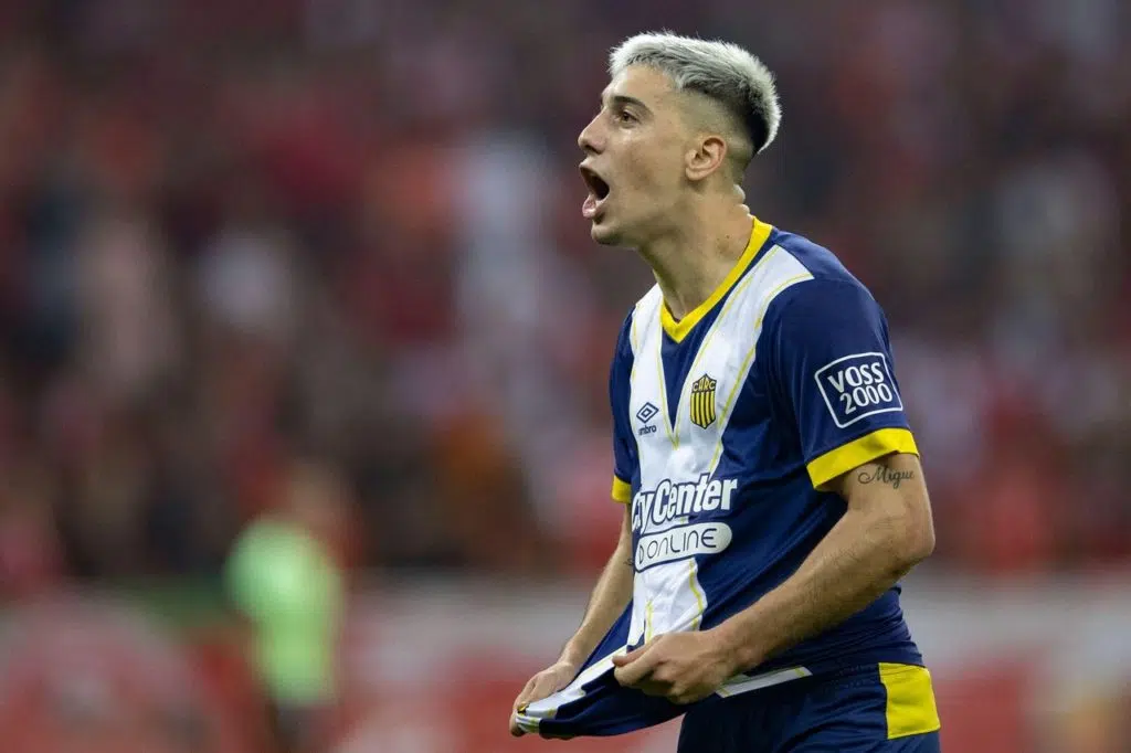 Sández-Rosario-Central-Jogo-2XKM3N8 Sández, do Rosario Central, comemorando um gol da equipe em um dos jogos da Copa Sul-Americana.