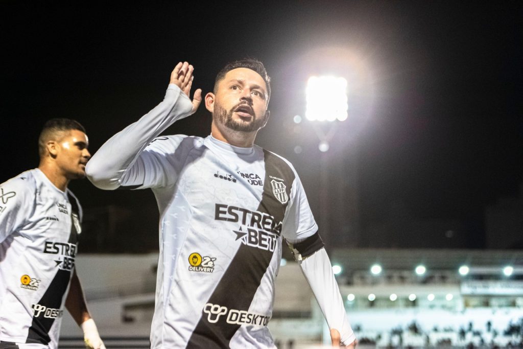 Elvis-Ponte-Preta-Jogo-2XKMDY6 Elvis, da Ponte Preta, comemorando um gol da equipe em uma rodada do Brasileirão da Série B.