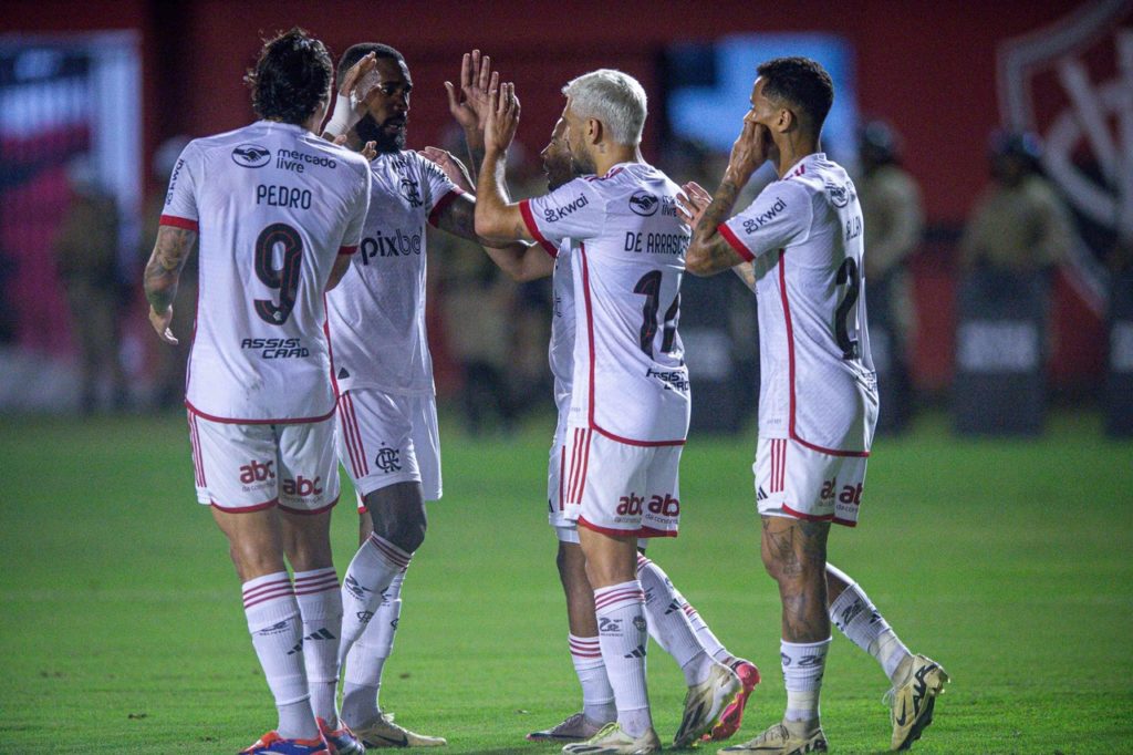 Arrascaeta-Flamengo-Jogo-2XKXXAY Arrascaeta, do Flamengo, comemorando com os companheiros um dos gols do time em uma rodada do Brasileirão.
