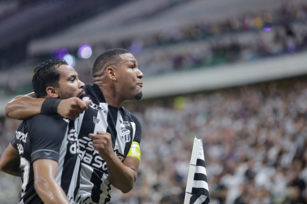 Lourenço-Saulo-Mineiro-Ceará-Jogo-2XM5CM3 Lourenço, do Ceará, comemorando um dos gols marcados em um jogo da temporada ao lado de Saulo Mineiro.