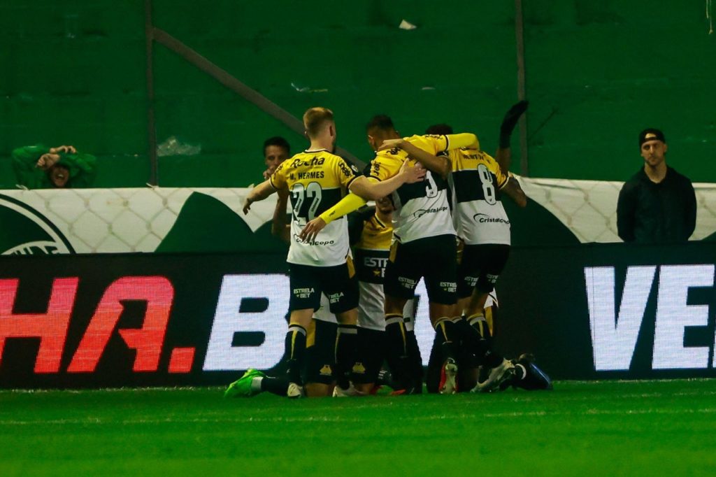Jogadores-Criciúma-Jogo-2XMF3FY Jogadores do Criciúma comemorando um dos gols do time sobre o Juventude pelo Brasileirão de 2024.