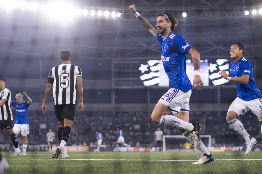 Lautaro-Díaz-Cruzeiro-Jogo-2XMFEET Lautaro Díaz, do Cruzeiro, comemorando um dos gols do time contra o Botafogo pelo Brasileirão de 2024.
