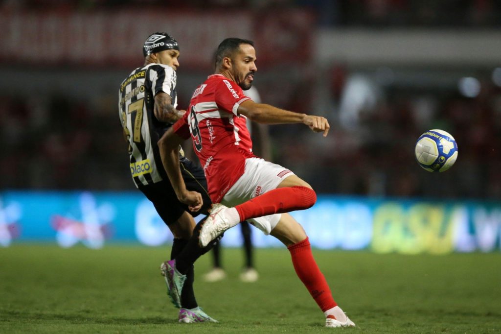 Anselmo-Ramon-CRB-Jogo-2XMKJ53 Anselmo Ramon, do CRB, disputa a bola com um adversário em um dos jogos do time na temporada.