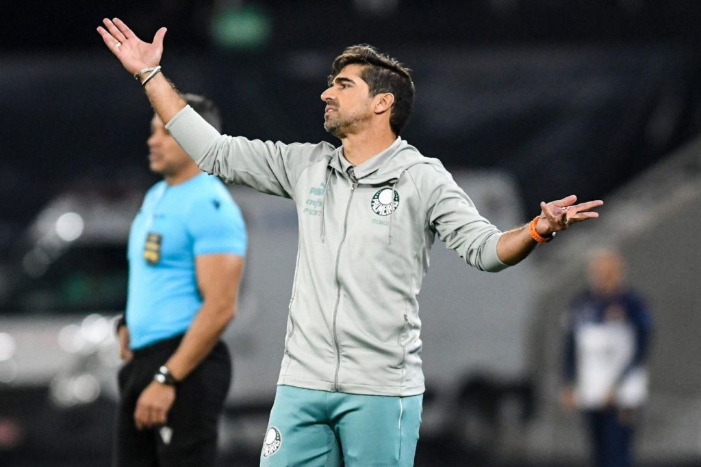 Abel-Ferreira-Palmeiras-jogo-alamy2XJFEYB Técnico Abel Ferreira no comando do Palmeiras em jogo do Campeonato Brasileiro