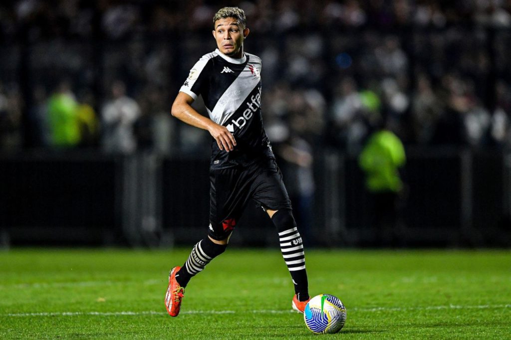 Adson-Vasco-jogo-alamy2XGXGM0 Atacante Adson em jogo do Vasco com a bola nos pés