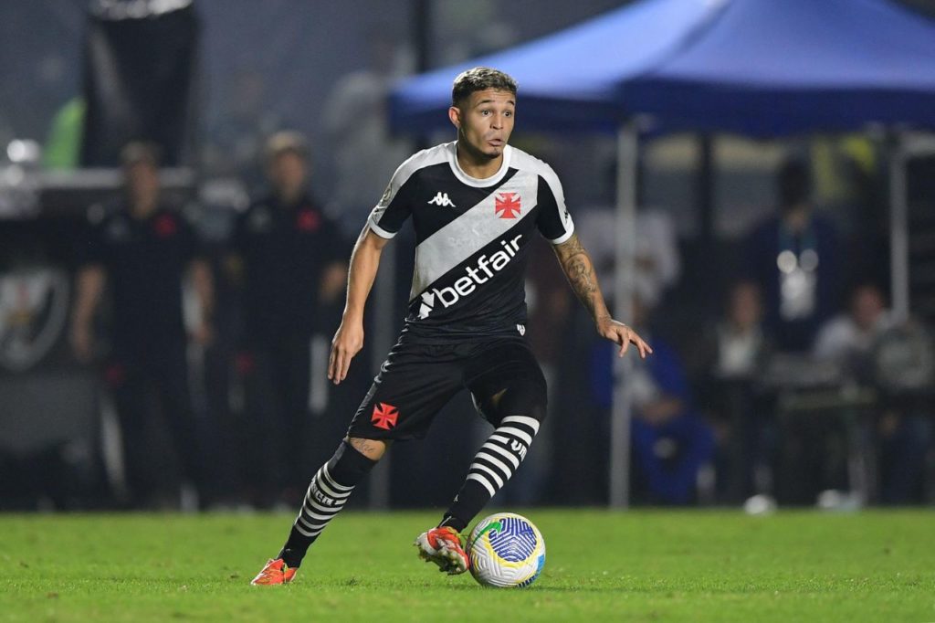 Adson-Vasco-jogo-alamy2XGY177 Atacante Adson em jogo do Vasco no Brasileirão